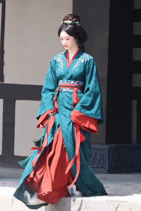 Han Dynasty Clothing, Chinese Historical Fashion, Chinese Fancy Dress, Traditional Asian Dress, Snow Kong, Ancient Chinese Dress, Ancient Chinese Clothing, The Prisoner, Han Dynasty