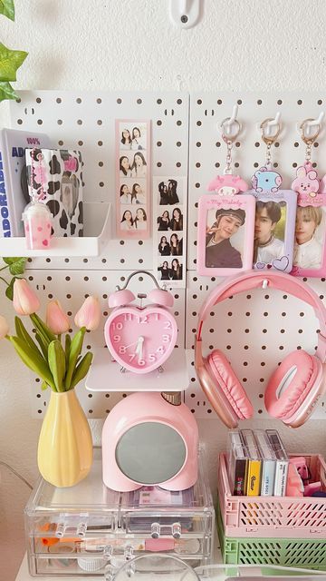 Peg Bored Ideas, Desk Board Ideas, Cute Pegboard Ideas, Dollar Tree Peg Board Ideas, K Pop Desk Ideas, Peg Board Desk, Peg Board Aesthetic, Dollar Tree Pegboard Ideas, Pegboard Ideas Aesthetic