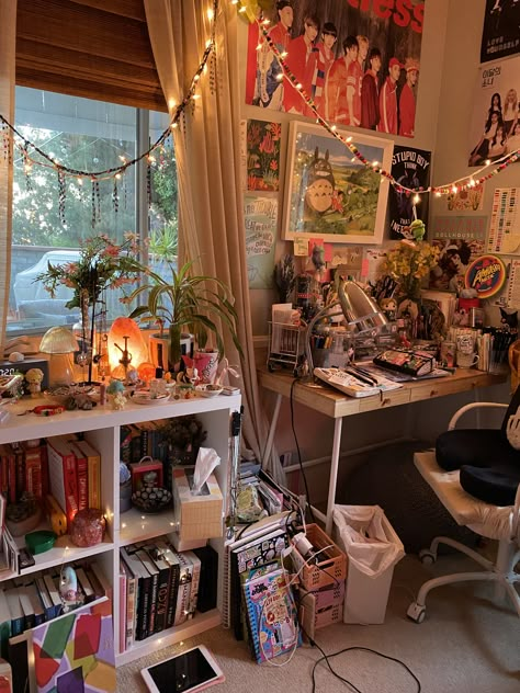 Organized Mess Aesthetic, Cluttered Room Ideas, Artist Room Aesthetic, Cluttered Room Aesthetic, Cluttercore Aesthetic, Clutter Room, Craft Bedroom, Organized Room, Cluttered Bedroom