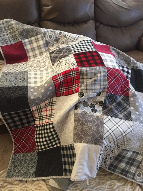 This would be pretty with prim colors Tartan Quilt Ideas, Winter Quilts Ideas, Colchas Quilting, Shabby Chic Diy Crafts, Flannel Quilts, Plaid Quilt, Quilt Care, Memory Quilt, Rag Quilt