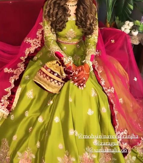 Mehndi Bride Dresses Pakistani, Mehndi Outfit Simple, Dresses For Mehndi Function, Mehndi Dupatta, Shadi Season, Mehndi Bride Dress, Mehndi Dress For Bride, Mehendi Dresses, Mehandi Dress