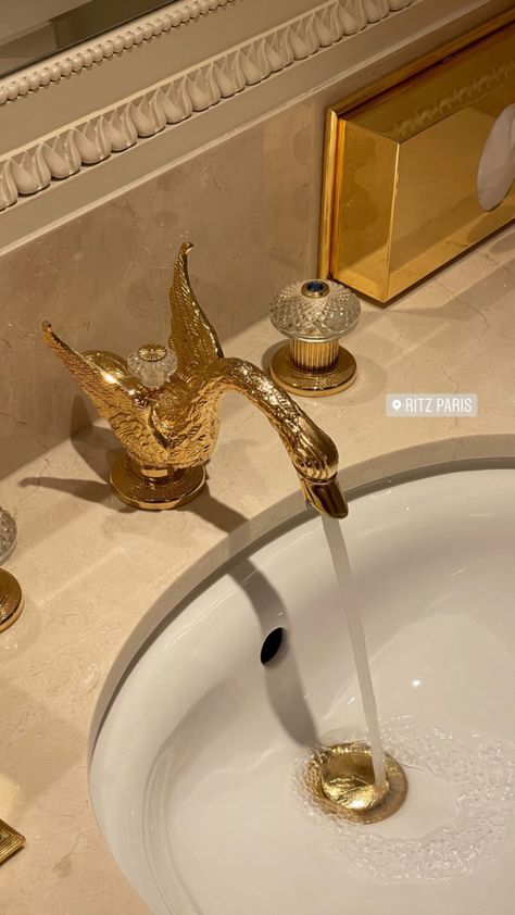 Old Money House, Architecture Antique, Gold Swan, Gold Taps, Emma Rose, Aesthetic Bathroom, Apartment Aesthetic, Bad Design, Paris Apartments