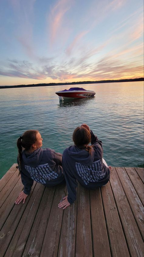 Friends on a dock at sunset Hair Sweatshirt, Sunset Lake Pictures, Lake Pictures With Friends Dock, Friend Beach Poses, Lake Outfit Summer, Dock Sunset Pictures, Blue Brown Hair, Lake Pics, Bff Photos