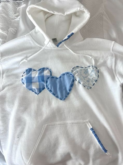 Cute Patch Sweatshirts, Patchwork Crewneck Ideas, What To Make With Old Clothes, Embroidered Heart Sweatshirt, Patchwork Sorority Hoodie, Sweatshirt Designs Diy, Diy Patch Sweatshirt Ideas, Heart Patch Hoodie, Iron On Hoodie Ideas