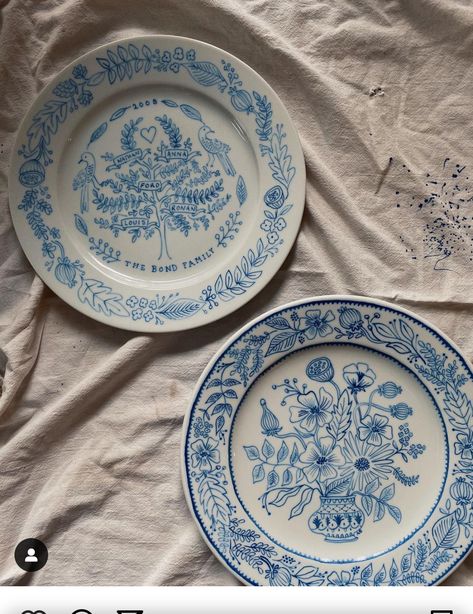 Wedding Plates Painted, Blue Painted Pottery, Painted Wedding Plate, Drawing On Plates, Ceramic Plate Painting Ideas, Ceramic Plate Painting, Plate Painting Ideas, Pottery Underglaze, Painted Platter