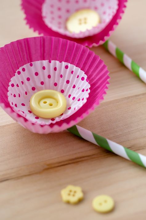 Cupcake Liner Flowers Cupcake Wrapper Flowers, Cupcake Liner Crafts For Kids, Cupcake Cups Crafts, Mothersday Craft, Book Week Activities, Pinkalicious Party, Cupcake Liner Crafts, Cupcake Liner Flowers, Paper Cup Crafts