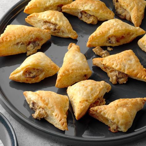 Mushroom Puff Pastry, Puff Pastry Bites, Pastry Bites, Recipe Mushroom, Hors Doeuvres, Puff Pastry Appetizers, Pastry Appetizer, New Years Eve Food, Easter Appetizers