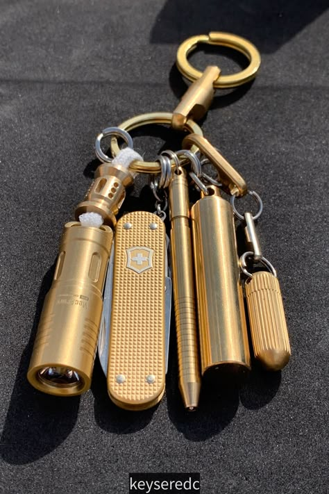 A setup made with; a flashlight, victorinox alox, brass pen, pill box and a mini knife. An exquisite every day carry. #brass #flashlight Edc Keychain Setup, Brass Flashlight, Brass Edc, Mochila Edc, Keychains Ideas, Bug Out Gear, Urban Edc, Edc Carry, Edc Keychain