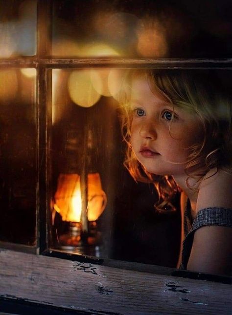 Through A Window, Photographie Portrait Inspiration, Lambada, Looking Out The Window, Airbrush Art, Christmas Photography, Childrens Photography, Christmas Photoshoot, Kids Portraits