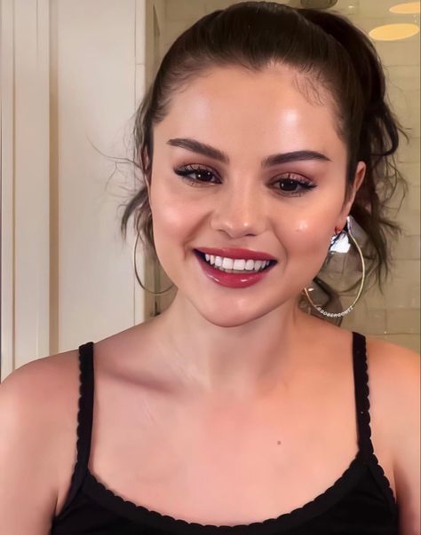 Selena Gomez Makeup, Selena Gomez Album, Round Face Makeup, Selena Gomez Photoshoot, Selena Gomez Cute, Selena Gomez Photos, Selena G, Eye Makeup Pictures, Elegante Casual