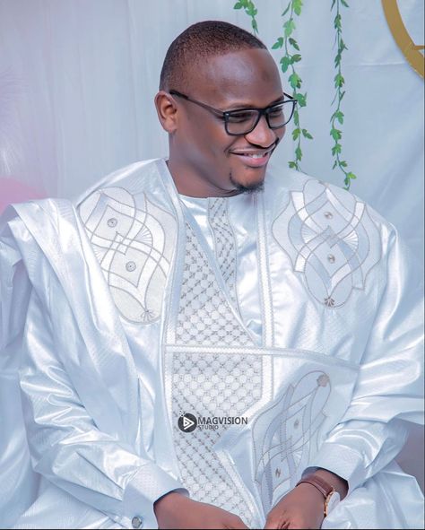 White Agbada, Mens Traditional Wear, Men Kaftan, Senator Wears, Costume Africain, African Wear Styles For Men, Latest African Men Fashion, African Attire For Men, African Dresses Men