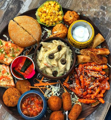 Dimple Arora on Instagram: “Gotta love this huge veg platter from Cafe 99 in Indirapuram.🔥😍 . This is available for ₹550. Isn’t that cool?🤩” Food Platters Aesthetic, Aloo Tikki Burger, Chinese Platter, Veg Platter, American Corn, Indian Fast Food, Vegetarian Platter, Aloo Tikki, Spicy Snacks Recipes