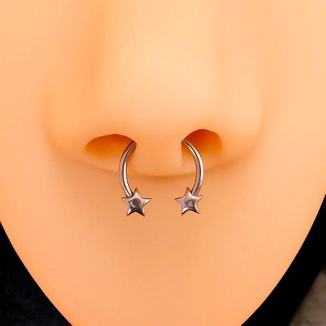 --Was ist enthalten-- 1 x Stern Septum Nasenring Stabdicke: 16G (1,2 mm) Durchmesser innen: 10 mm Material: Edelstahl Dieser exquisite Nasenring verfügt über ein filigranes Design, das mit zwei schimmernden Sternen verziert ist und jedem Look einen Hauch von himmlischer Eleganz verleiht. In Handarbeit aus hochwertigem Edelstahl gefertigt, sorgt er für Langlebigkeit und angenehmen Tragekomfort. Die Sterne sind aufwendig detailliert, fangen das Licht wunderschön ein und verbessern die Gesamtästhetik. Perfekt für alle, die einzigartige Accessoires schätzen. Dieser Nasenring ist ein stilvolles Statement-Stück, das zu verschiedenen Stilen und Gelegenheiten passt. --LIEFERDETAILS-- Kostenloser und schneller Versand 30 Tage Geld zurück Garantie Handgemacht mit Liebe! --ÜBER UNS-- Hier bei HandMad Septum Ring Jewelry, Star Septum Ring, Cool Septum Rings, Star Septum Piercing, Septum Piercing Jewelry Unique, Septum Jewelry Aesthetic, Cool Septum Jewelry, Star Septum, Unique Septum Jewelry