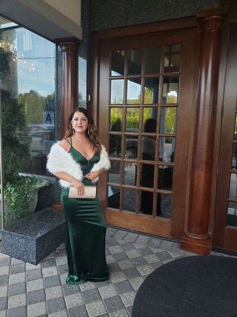 Beautiful Emerald Green Dress, with Faux Shaul , Rose Gold Jewlery/accessories for a Wonderful Gala Emerald Dress With Gold Accessories, Green Dress Gold Accessories, Green Dress With Gold Accessories, Forest Green Prom Dress, Emerald Green Satin Dress, Satin Dress Outfit, Gala Attire, Wedding Decisions, Dress Tips