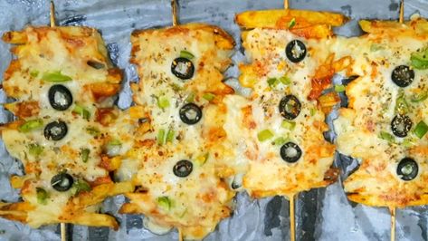 Pizza Fries Skewers, French Fry Pizza, Pizza Kabobs, Loaded French Fries, Pizza Sticks, Halloween Pizza, Halloween Tea Party, Food Vibes, Pizza Fries