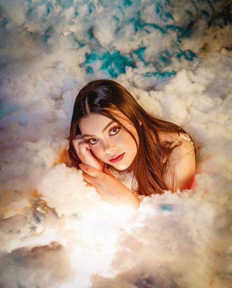 Angel Photoshoot Ideas, Cloud Photoshoot Ideas, Cloud Photoshoot, Photography Elements, Valentine Photo Shoot, Cloud Photos, Dreamy Photography, Creative Photoshoot Ideas, Photographie Portrait Inspiration