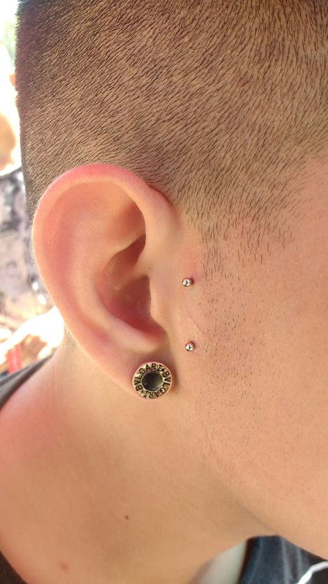 Tragus vertical Piercing Tragus Piercing Men, Traigas Piercing, Vertical Piercing, Vertical Tragus Piercing, Outer Tragus Piercing, Tragus Vertical, Tragus Tattoo, Surface Tragus Piercing, Tragus And Anti Tragus Piercing