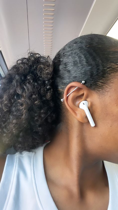 Cartilage Piercing Black Women, Industrial Piercing Black Women, Cartalige Ear Piercing, Ear Industrial Piercing, Industrial Piercing Aesthetic, Cartilage Piercing Ideas, Industrial Ear Piercing, Bar Ear Piercing, Cute Piercing