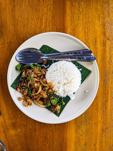 Basil Pork Rice from Sky Hawk Cafe in Chiang Mai. Plating idea Plating Rice Ideas, Rice Plating Ideas, Plating Rice, Rice Plating, Basil Pork, Food Plating Design, Pad Kra Pao, Canapes Recipes, Gourmet Food Plating