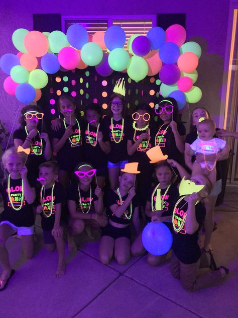 Dance Party Ideas, Glow In Dark Party, Neon Birthday Party, Glow In The Dark Party, Dance Party Birthday, Glow Birthday Party, Disco Birthday Party, Sleepover Birthday Parties, Blacklight Party