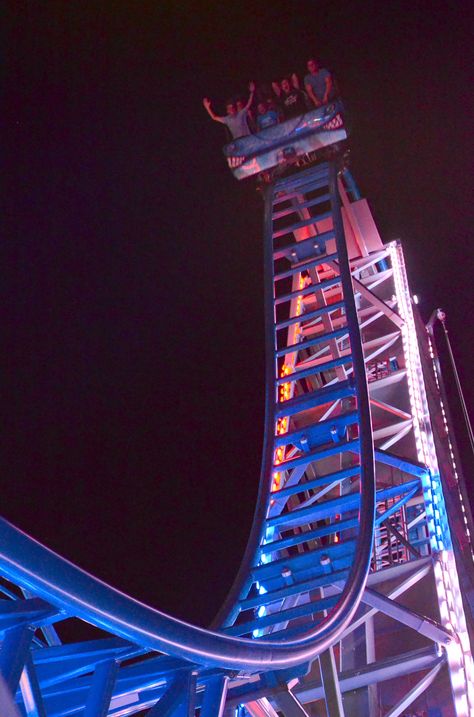 Night dropping on the Iron Shark coaster is the best! - roller coasters scare me now ... but i do love this night time action shot! Roller Coasters At Night, Rollercoaster Aesthetic Night, Night Rollercoaster, Roller Coaster Wallpaper, New Romantics Aesthetic, Amusement Park Poster, Romantics Aesthetic, Rollercoaster Aesthetic, Roller Coaster Background