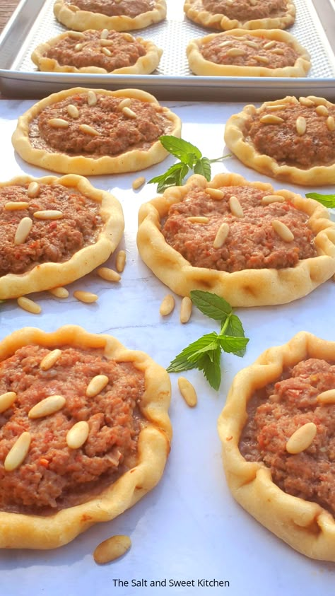 Lebanese Meat Pies, Meat Pie Recipe, Middle East Food, Middle East Recipes, Sweet Kitchen, Spiced Beef, Lebanese Cuisine, Spinach Pie, Meat Pies