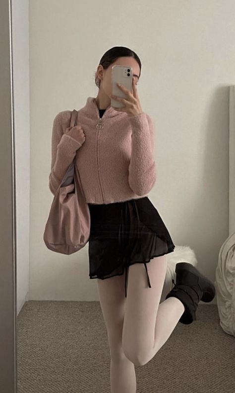 Ballet Winter Outfit, Off Duty Ballerina Aesthetic, Ballerina Off Duty Style, Ballet Outfit Practice, Ballet Inspired Outfit, Ballet Practice Outfit, Ballerine Outfit, Ballet Core Outfits, Balletcore Outfits