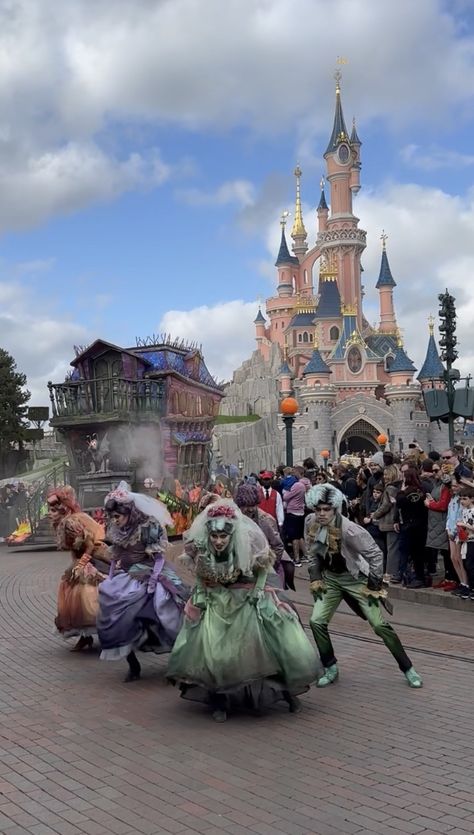 Disney Paris Halloween, Disneyland Paris Restaurants, Jae Core, Disneyland Paris Halloween, Birthday At Disneyland, Disneyland Paris Rides, Paris Halloween, Disneyland Orlando, Disneyland Paris Castle