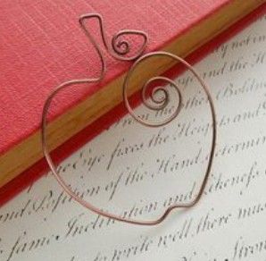 Copper Wire Bookmark, Apple Bookmark, Wire Bookmarks, Copper Wire Crafts, Dish Pottery, Handmade Bookmarks Diy, Crafting Wire, Wire Jewelry Patterns, Wire Knitting