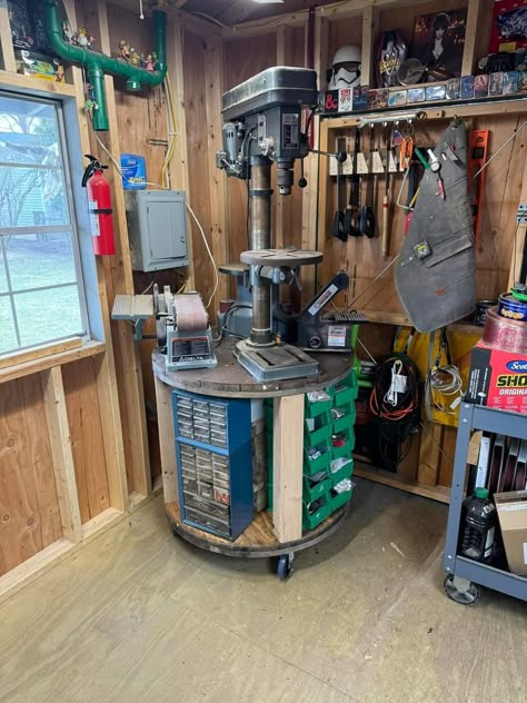 Hobby Room Design, Custom Woodworking Projects, Garage Workshop Layout, Garage Workbench Plans, Garage Storage Inspiration, Basement Workshop, Garage Organisation, Workshop Layout, Workbench Plans Diy