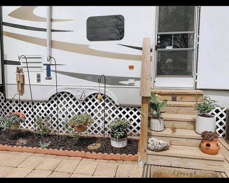 Rv Front Yard, Fifth Wheel Outdoor Setup, Rv Front Door Ideas, Rv Organization Ideas And Hacks, Rv Campsite Setup Ideas, Permanent Campsite Decorating Ideas, 5th Wheel Camper Ideas, Camper Outdoor Set Up, Rv Outdoor Decorating