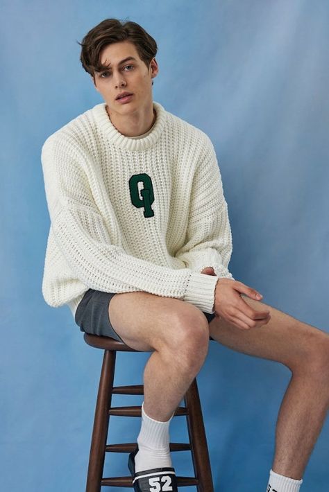 Twink Outfit, Urban People, Fashion Model Poses, Men Photoshoot, Boys Knits, Famous Models, Photography Poses For Men, Men's Knit, 인물 사진