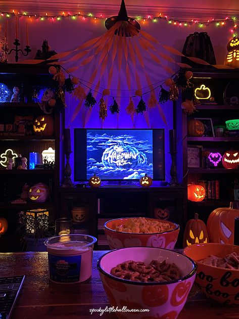 Halloween Night In, Spooky Night Ideas, Halloween Night Ideas, October Party Ideas, Halloween Slumber Party, Halloween Hangout, Autumn Sleepover, Halloween Movie Night Party, Summerween Party