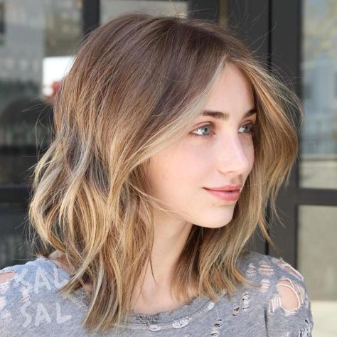 Brown Shaggy Bob With Blonde Highlights Blonde Ombre Short Hair, Kort Bob, Brown To Blonde Ombre, Medium Blonde Hair, Blond Ombre, Short Ombre Hair, Shaggy Bob, Blonde Short, Wavy Bob Hairstyles