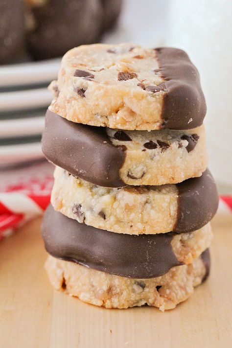 Toffee Shortbread Cookies, Toffee Shortbread, Pecan Shortbread Cookies, Chocolate Chip Shortbread Cookies, Shipping Cookies, Chocolate Dipped Oreos, Delicious Christmas Cookies, Toffee Cookies, Buttery Shortbread Cookies