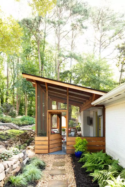 See How a Plain Porch Became a Midcentury Backyard Escape Midcentury Backyard, Screened In Porch Furniture, Screened In Porch Diy, Screened Porch Designs, Porch Addition, Porch Makeover, Porch Furniture, Screened In Patio, Casa Container