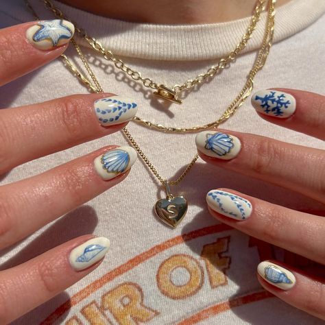 So summer mamma mia beach girl 🌊🐚🐋 Swipe for the inspo 😌 Navy Blue And Cream Nails, Natural Nail Art Short, Navy Summer Nails, Greece Manicure, Nail Art For Beach, Nails For Greece Vacation, Vacations Nails, Mamma Mia Beach, Navy And Gold Nails