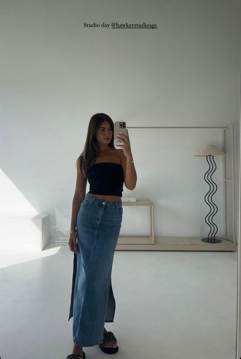 Blue Denim Outfits, London Outfit Ideas, Parisian Chic Style, Fashion Gal, Denim Outfits, Maxi Skirt Outfits, London Outfit, Stylish Summer Outfits, Jeans Skirt