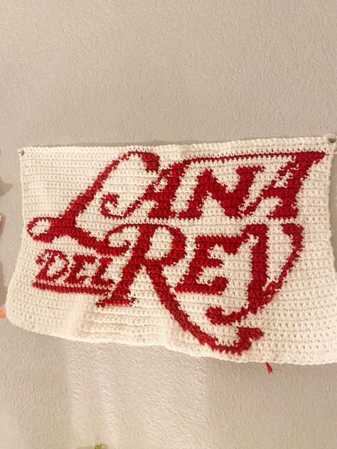 Lana Del Rey Tapestry Crochet, Lana Del Rey Crochet Pattern, Lana Del Rey Tapestry, Crochet Album Cover, Easy Crochet Projects To Sell, Crochet Lana Del Rey, Tapestry Crochet Wall Hanging, Bag Crochet Ideas, Crochet Projects For Beginners