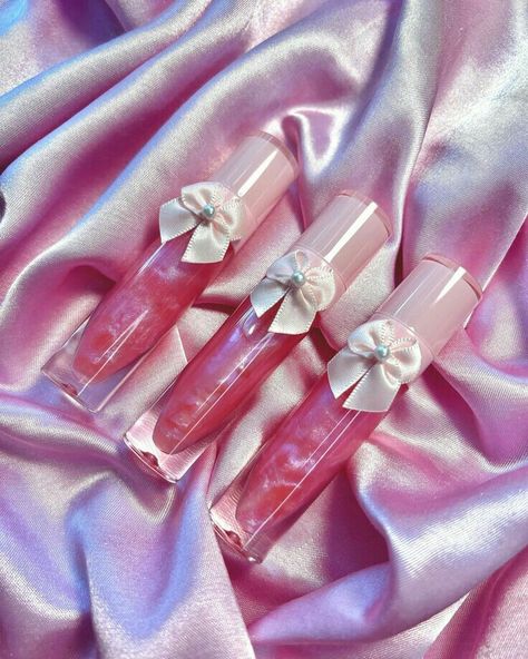 Pretty Makeup Products, Cute Lipgloss, Frosted Animal Cookies, Lipgloss Aesthetic, Lipgloss Base, Lip Gloss Business, Pink Lipgloss, Glossy Lips Makeup, Cute Lipstick