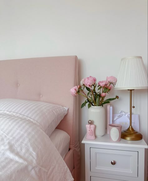 Pink Nightstand Decor, Cute Bedside Table Decor, Girly Apartment Ideas Bedroom, Nightstand Inspo Aesthetic, Nightstand Ideas Aesthetic, Pink Nightstand, Nightstand Aesthetic, Bedside Table Decor, Deco Vase