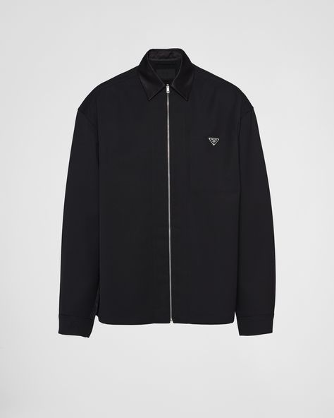 Streetwear influences meet the rules of classic tailoring in a mix of different worlds and styles. This zip-up shirt made of wool is decorated with Prada's distinctive triangle logo. Prada Tracksuit, Stitching Shirt, Prada Shirt, Money Dress, Outdoor Jackets, Mens Outdoor Jackets, Resort Shirt, Mens Casual Dress Outfits, Shirt Cuff