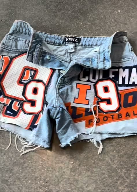 Custom Gameday Outfits, Diy Jersey Shirt, Gameday Outfit Football, Football Gf, Wag Outfits, Football Girlfriend, Gameday Fits, College Gameday Outfits, Game Day Fits