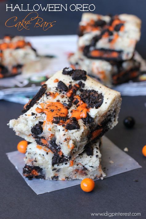 Halloween Oreo Cake Bars on MyRecipeMagic.com Halloween Oreo Cake, Pasteles Halloween, Halloween Oreos, Postres Halloween, Dulces Halloween, Diy Easy Recipes, Cake Bars, Oreo Cake, Köstliche Desserts