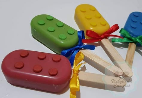 Icepops lego Lego Dessert Ideas, Lego Marshmallow Pops, Lego Cakesicles, Lego Cake Pops Ideas, Lego Party Treats, Roblox Cake Pops, Lego Cakepops, Lego Desserts, Lego Treats