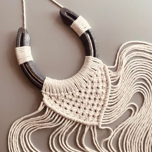 Macrame Horseshoe, Horseshoe Ideas, Deer Antler Crafts, Horseshoe Gifts, Macrame Crafts, Boho Style Interior, Horseshoe Crafts Projects, Bohemian Diy, Horseshoe Projects