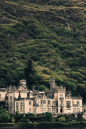 Kylemore Abbey, Ireland by jenni.rose, via Flickr Connemara Ireland, Kylemore Abbey, Old Castle, Famous Castles, Fairytale Castle, Ireland Travel, Beautiful Buildings, Oh The Places Youll Go, Pretty Places