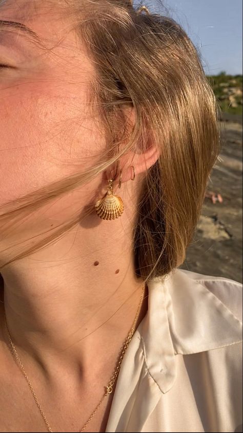 Pendientes de conchas naturales hechos a mano en plata de ley 925 con baño de oro Shell Earrings Aesthetic, Diy Seashell Earrings, Seashell Earrings Diy, Shell Necklace Outfit, Florida Crafts, Sea Jewellery, Seashell Jewelry Diy, Sea Shell Earrings, Ocean Ecosystem