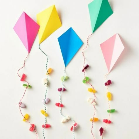 Kite Decoration, Kites Craft, Anniversaire Diy, Preschool Classroom Decor, Board Decoration, Class Decoration, Kites, School Decorations, Paper Crafts Diy Kids