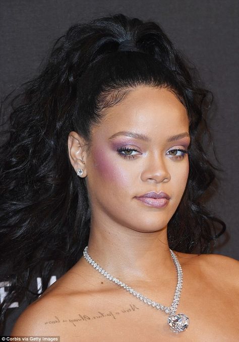 Say what? Twitter users have been sharing them, with some saying the stars look better whi... Rihanna Makeup Looks, Purple Blush Makeup, Cool Toned Makeup, Cheeks Makeup, Celeb Hairstyles, Rihanna Makeup, Girl Celebs, Facial Art, Mauve Lipstick